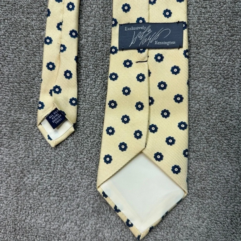 Lord & Taylor Kensington Silk Tie Yellow Navy Floral Medallion English Twill